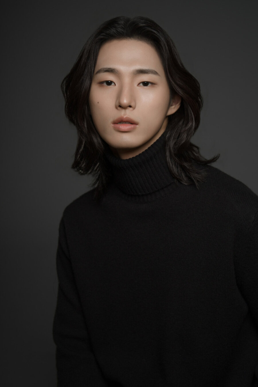 롱헤어와 맑은 피부 표현의 남성 모델 뷰티 작업물