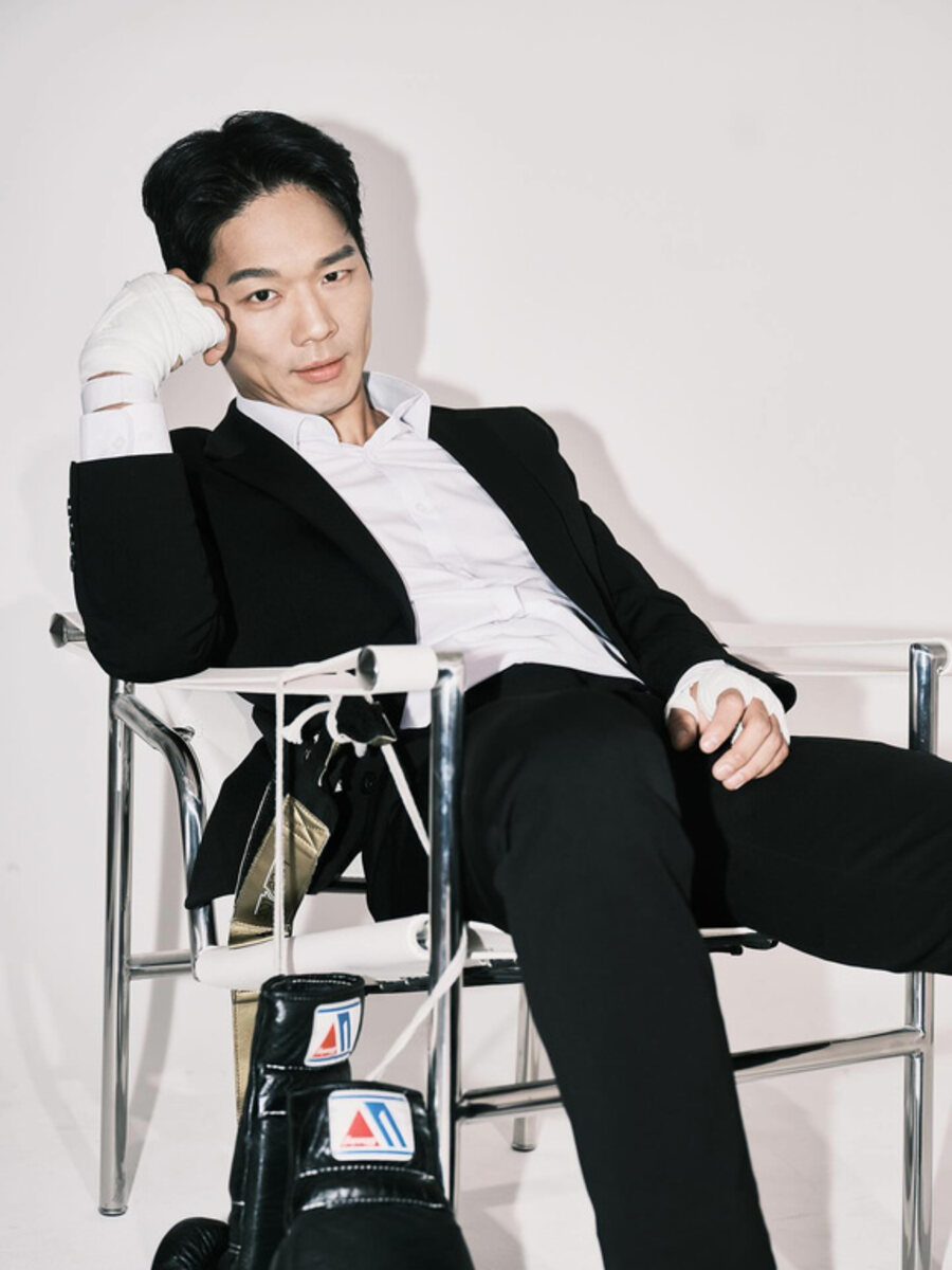 블랙 슈트의 남성 컨셉 화보 헤어·메이크업 작업물