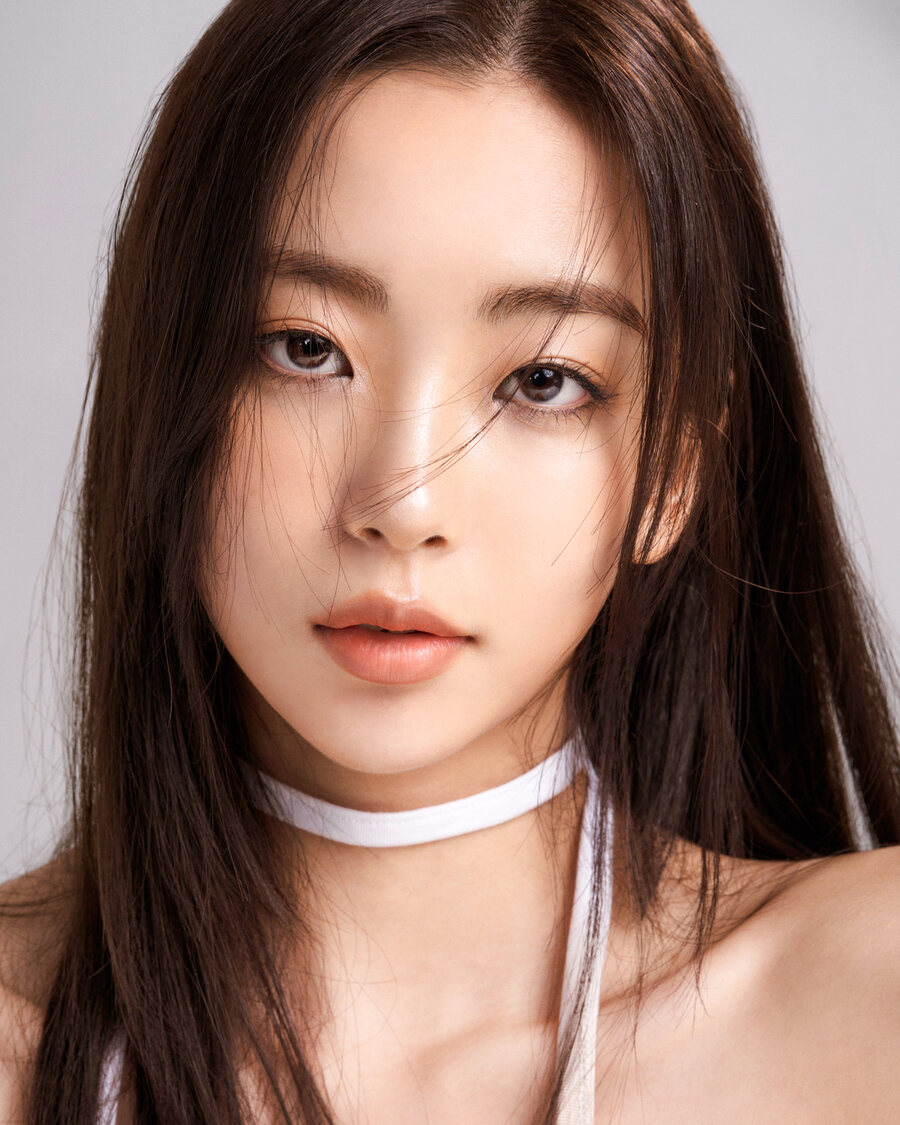 자연스러운 윤기 피부와 코랄 톤 입술의 데일리 글로우 메이크업 작업물