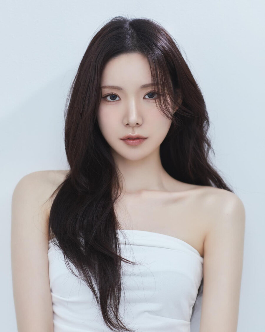 긴 웨이브 헤어와 클린 글램 메이크업의 여성 뷰티 작업물